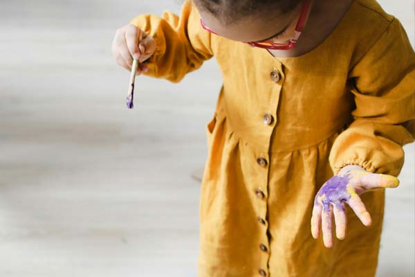 Enfant avec peinture non-nocive sur la main en Loire-Atlantique